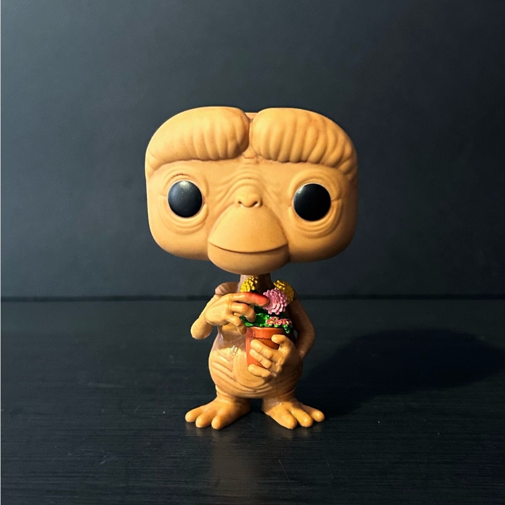 Funko Pop! Vinyl: E.T. The Extra-Terrestrial Carrying Flowers, 2022